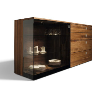 Nox Sideboard mit Schiebetür und Laden in Nussbaum und Glas Palladium.