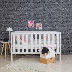 weißes Babybett