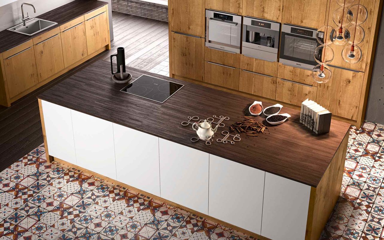 Moderne Massivholzküche Quantum im Wildeiche mit Kochinsel und Hochschrank für E-Geräte