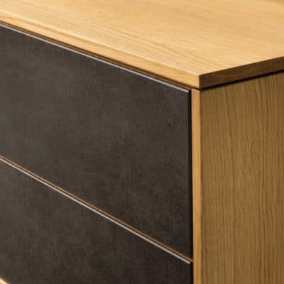 Sideboard Filigno in EIche und Keramik-Schubladen.