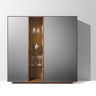 Highboard Cubus Pure in Nussbaum mit offenem Fach.