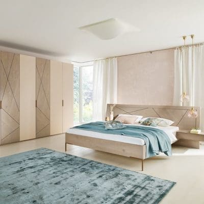 Massivholz-Schlafzimmer Leno in Asteiche platin gölt, Doppelbett mit Metallfüßen, Schrank mit Glasfronten in rosé lackiert