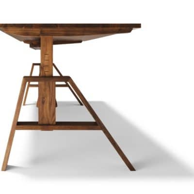 Höhenverstellbarer Schreibtisch Atelier in Nuss.